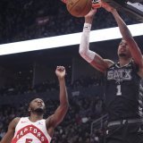 Victor Wembanyama (1) au dunk devant Immanuel Quickley (5). KEYSTONE/AP/Chris Young